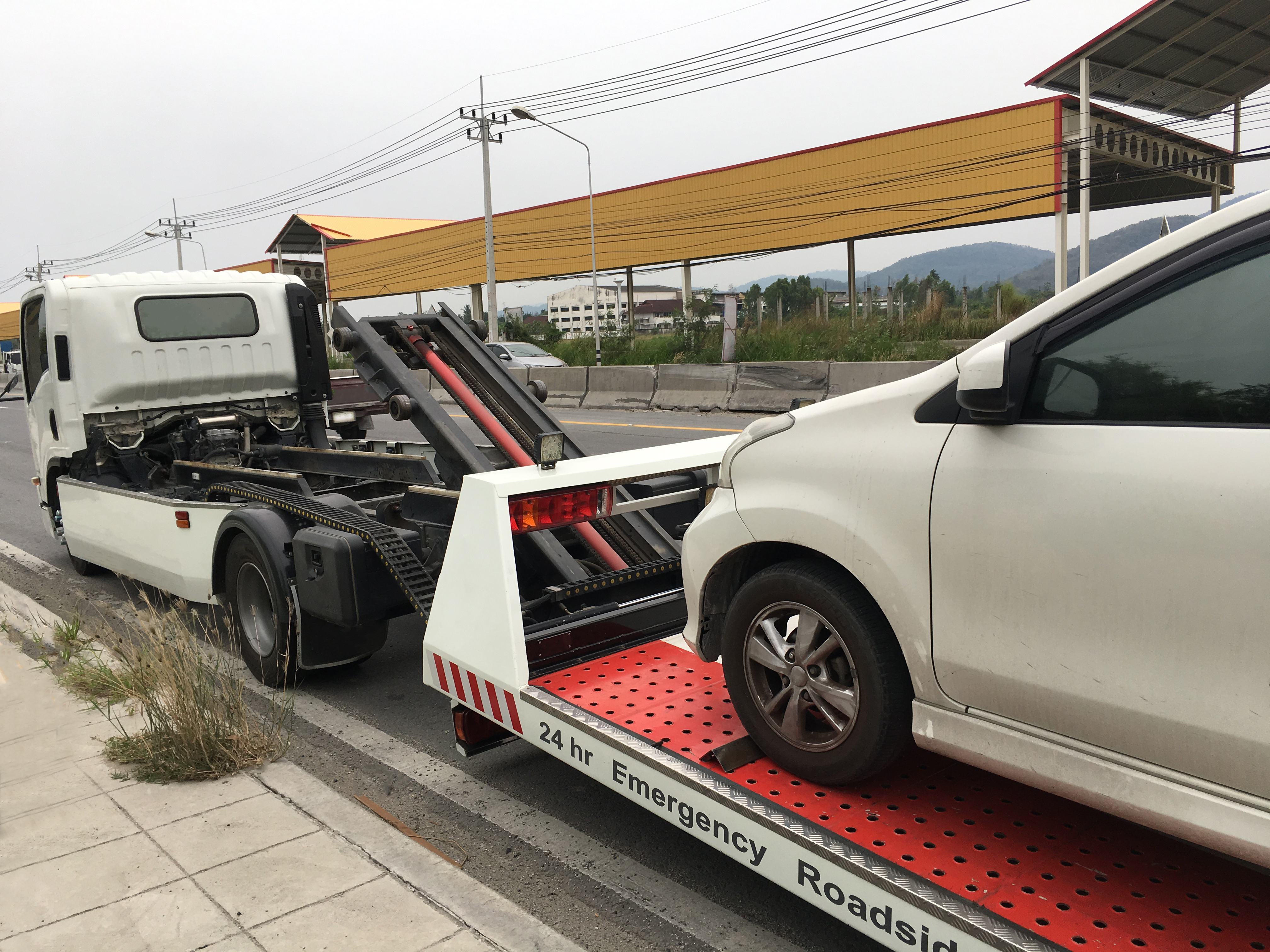 Read more about the article Differentiating Flatbed Towing With Dolly Truck Towing